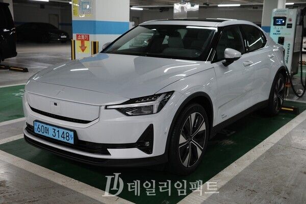 폴스타의 중형 크로스오버 패스트백, ‘폴스타 2’. 사진=김현일 기자