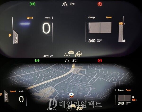 폴스타 2는 속도와 이동가능거리, 배터리 잔량 등이 주로 돋보이는 일반적인 계기판(위 사진)과 내비게이션을 볼 수 있는 계기판(아래 사진) 두 가지의 모드를 설정 가능하다. 사진=김현일