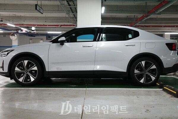 폴스타 2의 좌측면 사진. 사진=김현일 기자