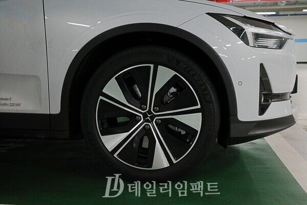 폴스타 2 우측 바퀴. 노면소음을 잘 잡는 편이라 부드러운 주행감이 특징이다. 사진=김현일 기자
