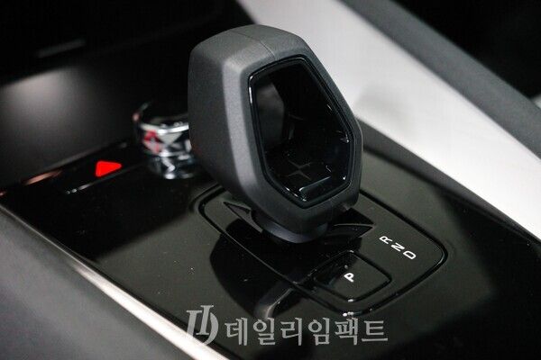 폴스타 2의 변속레버. 사진=김현일 기자