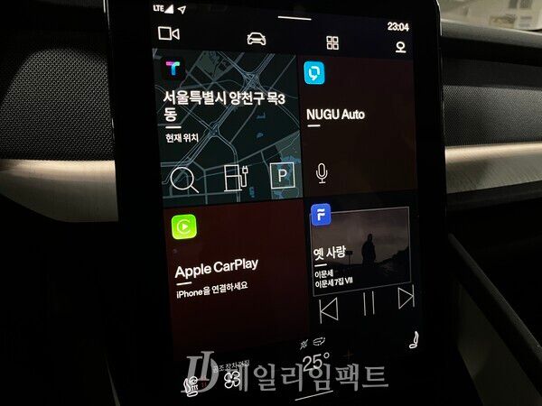 폴스타 2의 인포테인먼트 시스템 디스플레이. 내비게이션 '티맵 오토'와 차량용 음성 인식 플랫폼 '누구 오토' 등이 탑재돼 사용이 용이하다. 사진=김현일 기자