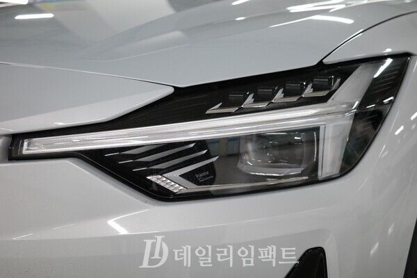 폴스타 2의 헤드라이트. 볼보의 망치머리(해머헤드) 디자인이 연상되는 강인한 디자인이 특징이다. 사진=김현일 기자