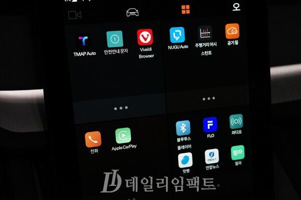 폴스타 2의 인포테인먼트 시스템 디스플레이. 스마트폰처럼 다양한 애플리케이션을 활용 가능한 모습이다. 사진=김현일 기자