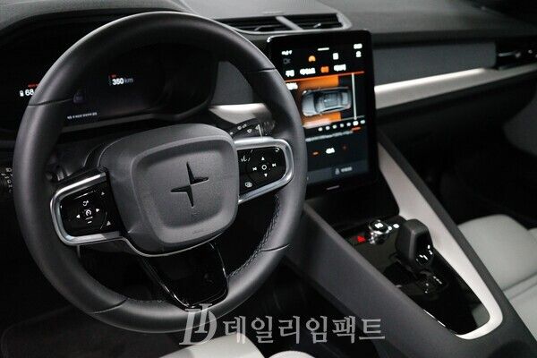 폴스타 2 운전석 전경. 사진=김현일 기자