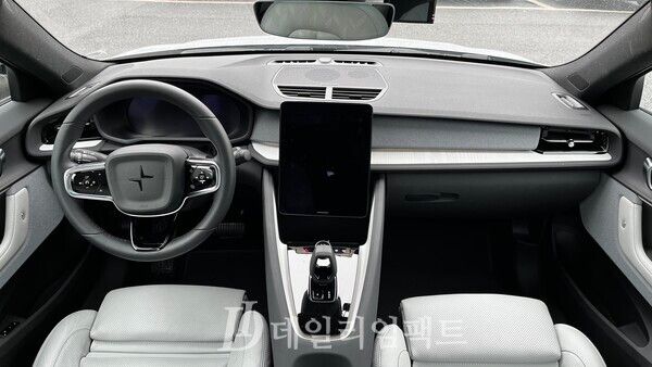 폴스타 2의 운전석 전경. 물리버튼을 최소화하고 깔끔한 무채색을 활용해 전반적으로 미래지향적인 실내환경을 잘 조성한 모습이다. 사진=김현일 기자