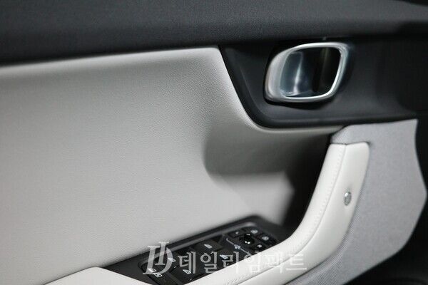 폴스타 2의 좌측 운전석 문. 위쪽의 진한 회색 비건 소재 위브테크(WeaveTech) 내장재가 아래의 소재와 잘 어우러져 조화를 이룬다. 사진=김현일 기자