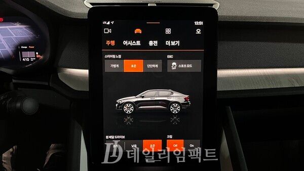 폴스타 2 차량 인포테인먼트 시스템에서는 스티어링 휠 무게, 원 페달 드라이브 사용 여부, 크립 모드 작동 여부 등을 설정 가능하다. 사진=김현일 기자