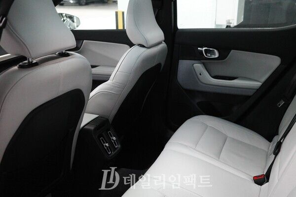 폴스타 2의 2열 전경. 레그룸은 상대적으로 여유가 있는 편이나 전고가 낮은 만큼 헤드룸은 여유가 그리 많은 편은 아니다. 사진=김현일 기자