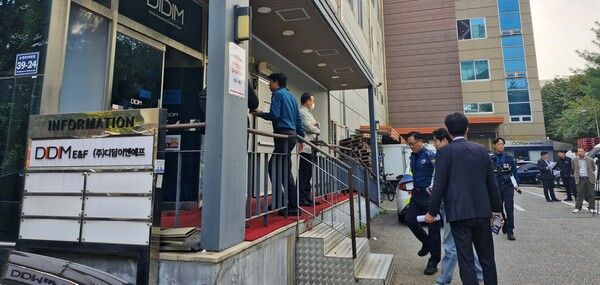 이화열 디딤이앤에프 사내이사의 신고로 경찰들이 주주총회장에 입장하고 있다. / 사진=최태호 기자