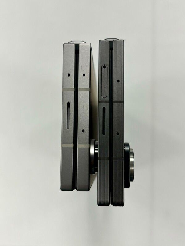 갤럭시Z 폴드 6(왼쪽)과 갤럭시Z 폴드 SE(오른쪽)의 윗면 두께 비교 사진. 이번 신제품 폴더블폰은 접었을 때 기준 전작보다 1.5mm 정도 더 얇다. / 사진=최민지 기자.