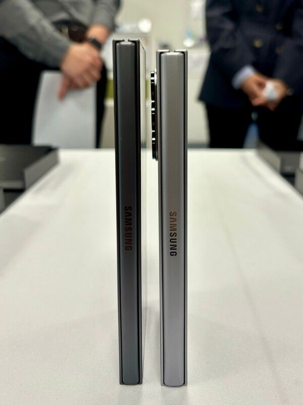 갤럭시Z 폴드 6(왼쪽)와 갤럭시Z 폴드 SE(오른쪽)의 측면 두께 비교 사진. 이번 신제품 폴더블폰은 접었을 때 기준 전작보다 1.5mm 정도 더 얇다. / 사진=최민지 기자.