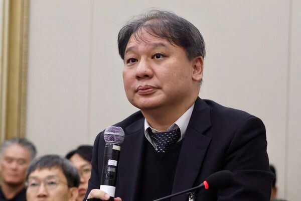 김태영 웹젠 대표가 21일 서울 여의도 국회 본관에서 열린 정무위원회 국감에서 증인으로 출석해 아이템 확률 조작 논란 등에 대해 해명하고 있다. / 사진=김민영 기자