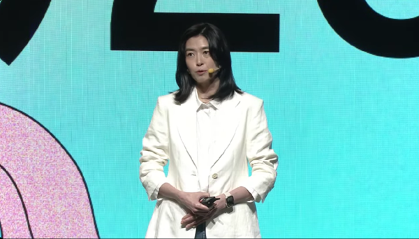 정신아 카카오 대표가 22일 경기도 용인 AI캠퍼스에서 열린 개발자 컨퍼런스 ‘이프카카오 2024’에서 기조연설을 하고 있다. / 출처=이프카카오 홈페이지