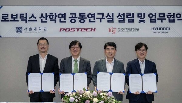 POSTECH 산학협력단 김종규 단장(왼쪽부터)과 서울대학교 공과대학장 김영오 교수, 현대차·기아 R&D본부장 양희원 사장, 한국과학기술원 AI·로봇연구소 김익재 소장이 기념촬영을 하고 있다. /사진=현대차·기아
