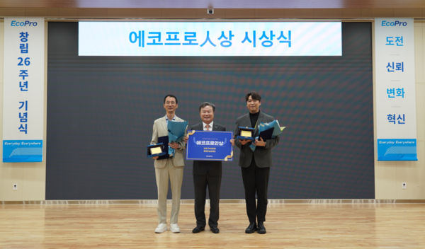 이동채 전 회장(가운데)이 지난 22일 진행된 에코프로 '창립 26주년 기념식'에서 '에코프로人상'을 시상한 뒤 수상자들과 기념촬영하고 있다. /사진=에코프로