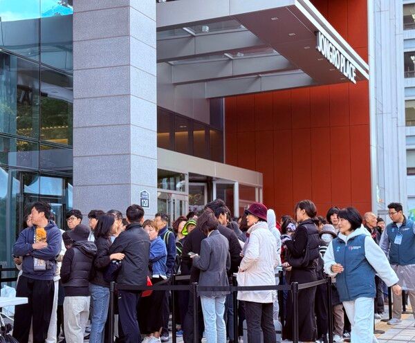 23일 서울 종로구 인의동에 있는 대상그룹 본사 앞 '2024 사랑나눔 바자회'를 찾은 사람들이 티켓 판매처 앞에 줄을 서 있다. / 사진=신현수 기자.