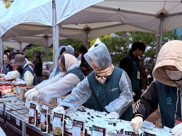 '2024 사랑나눔 바자회' 진열대. / 사진=신현수 기자.