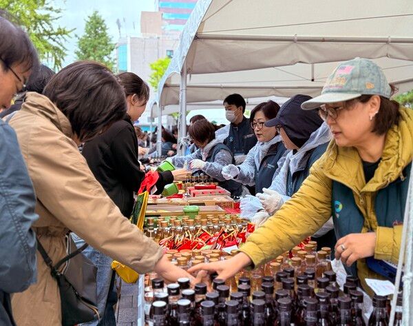 '2024 사랑나눔 바자회' 진열대. / 사진=신현수 기자.