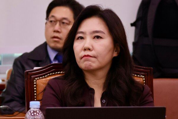 강유정 의원이 24일 서울 여의도 국회에서 열린 문화체육관광부 종합감사에서 질문을 준비하고 있다.