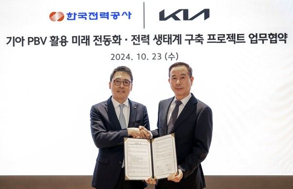 이준호 한국전력공사 안전&영업배전 부사장(왼쪽부터)과 정원정 기아 국내사업본부장 부사장이 기념촬영을 하고 있다. /사진=기아