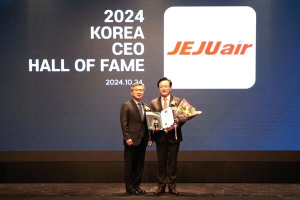 김이배 제주항공 대표이사(오른쪽)가 24일 오전 산업정책연구원 주최 ‘2024 대한민국 CEO 명예의 전당’ 항공 부문 대상을 수상하고 있다. /사진=제주항공