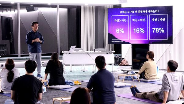 사내 명상 프로그램에 참여 중인 현대그룹 임직원 /사진=현대그룹