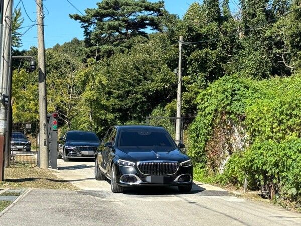 삼성전자 이재용 회장이 탄 차량이 추도식을 마치고 선영을 빠져나가고 있다. 그 뒤를 삼성가(家) 차량이 뒤따르고 있다. / 사진=최민지 기자.