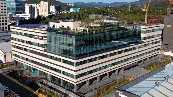 현대모비스가 올해 3분기 매출액 14조18억원, 영업이익 9086억원을 기록했다. 차세대 전동화 기술 개발 핵심 거점인 의왕연구소 전동화 연구동 전경. /사진=현대모비스