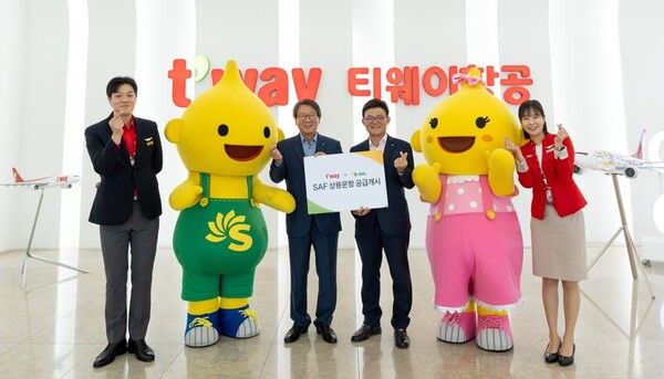 19일 서울 강서구 티웨이항공 훈련센터에서 정홍근 티웨이항공 대표이사(좌측)와 안종범 S-OIL 마케팅총괄 사장(우측)이 참석한 가운데 '지속가능항공유(SAF) 공급 업무협약(MOU)'을 진행했다./사진=에쓰오일