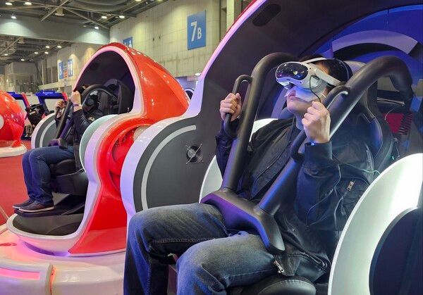 붕괴: 스타레일 부스존에서는 VR 기기를 이용해 게임을 즐길 수 있다. / 사진=딜사이트경제TV