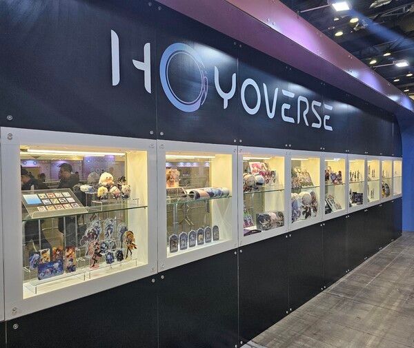 호요버스 게임 캐릭터를 활용한 인형, 피규어, 문구, 생활용품 등 다양한 상품이 굿즈존에 진열돼 있다. / 사진=딜사이트경제TV