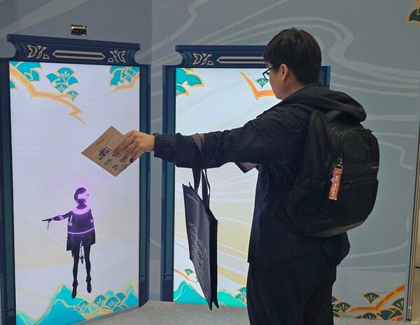 원신 부스존에서는 이용자 참여를 유도하는 다양한 이벤트가 진행되고 있다. / 사진=딜사이트경제TV