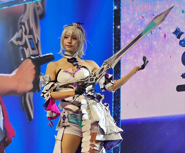 메인 무대에서 진행된 코스프레 런웨이 / 사진=딜사이트경제TV