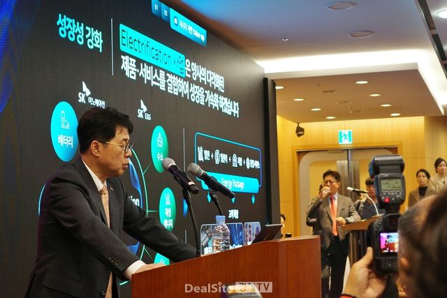 18일 서울 종로구 SK서린빌딩에서 열린 ‘SK이노베이션 - SK E&S 합병’ 기자간담회에서 박상규 SK이노베이션 사장이 합병 발표를 진행중인 모습. /사진=김현일 기자