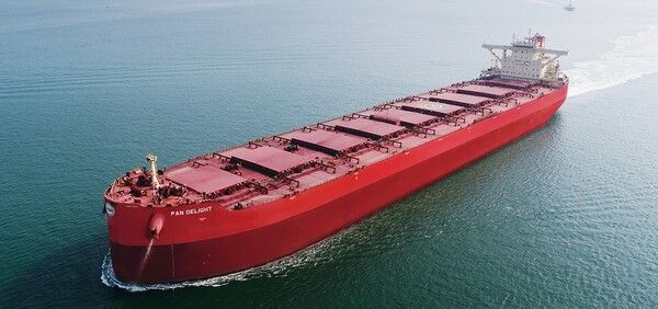 팬오션이 3분기 매출액과 영업이익이 각각 1조2768억원, 1281억원으로 전년 동기 대비 14.9%, 61.2% 증가했다고 1일 공시했다. 팬오션의 벌크선. /사진=팬오션