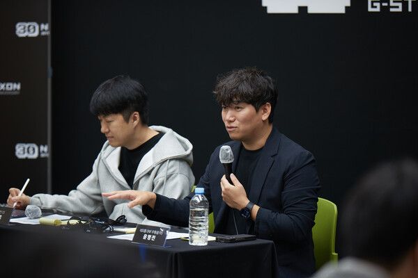 윤명진 네오플 대표(오른쪽)가 14일 부산 벡스코에서 진행한 공동 인터뷰에서 신작 '퍼스트 버서커: 카잔'에 대한 질문에 답하고 있다. / 사진=넥슨