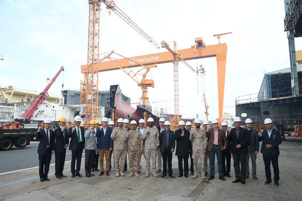 폴란드 야로스와프 지미안스키 해군총장 등 해외 5개국 19명의 잠수함 관련 주요 군 관계자들이 한화오션을 방문, 생산설비와 잠수함 건조현장을 돌아 봤다./사진=한화오션