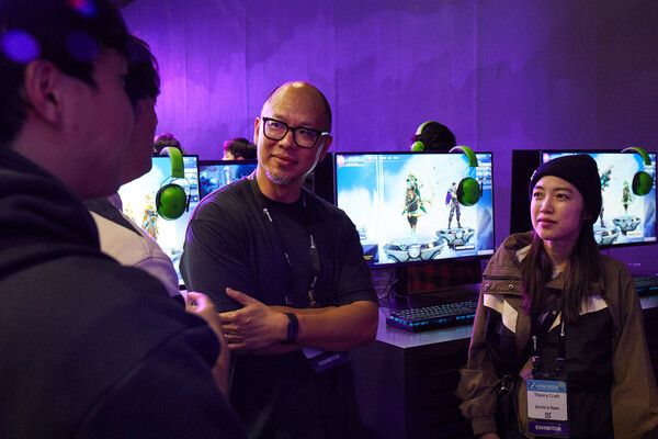 시연에 참여한 유저와 소통하는 띠어리크래프트게임즈 조 텅 대표(가운데), 제시카 남 PD(우측) / 사진=넥슨