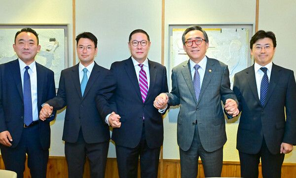 조현상 HS효성 부회장이 26일 아시아태평양경제협력체(APEC) 기업인자문위원회(ABAC) 신규위원으로 선임됐다. 조현상 HS효성 부회장(왼쪽에서 세번째)과 조태열 외교부 장관(오른쪽에서 두번째). /사진=HS효성