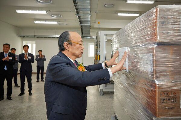 김승연 한화그룹 회장이 한화 보은사업장을 방문해 제품 출하스티커를 부착하고 있다. /사진=한화