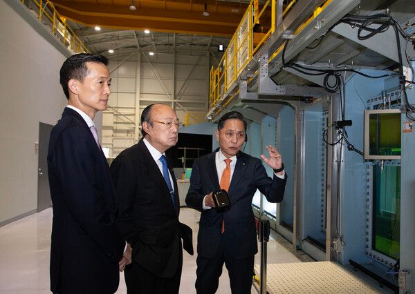 김승연 회장과 김동관 부회장이 한화오션 시흥R&D캠퍼스의 상업용 세계 최대 공동수조를 방문해 시연을 지켜보고 있다. /사진=한화