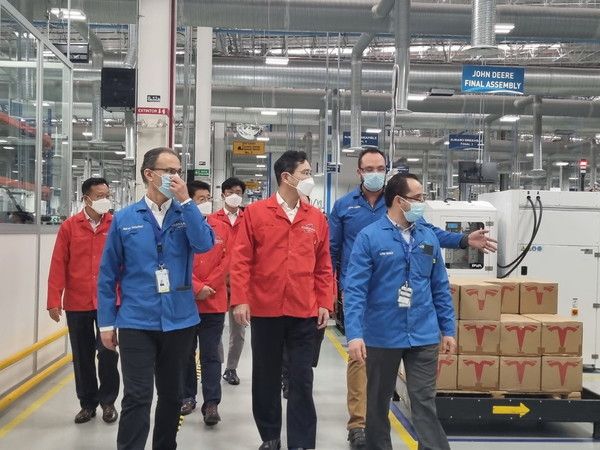 이재용 삼성전자 부회장이 8일(현지 시각) 하만 멕시코공장을 찾아 생산현황 등을 점검했다. /사진=삼성전자