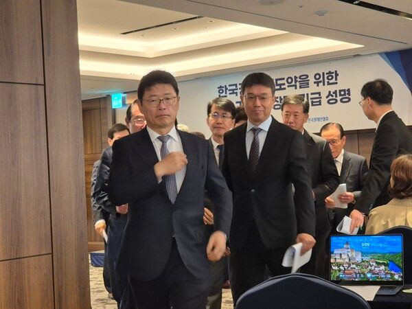 이형희(왼쪽부터) SK수펙스추구협의회 커뮤니케이션위원장과 류근찬 HD현대 전무가 21일 &nbsp;소공동 롯데호텔에서 '한국경제 재도약을 위한 주요 기업 사장단 긴급 성명'을 마치고 행사장을 빠져나오고 있다. / 사진=황재희 기자