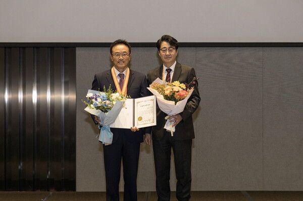 선우명호 고려대 석좌교수(왼쪽)가 한국자동차공학회 '2024 추계학술대회 및 전시회'에서 자동차공학대상을 수상했다.&nbsp;