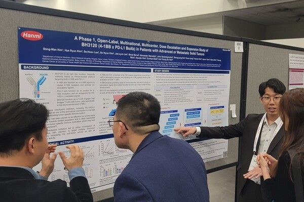 한미약품 면역항암학회 BH3120 포스터 발표. / 사진=한미약품.