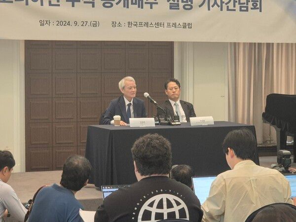 강성두 영풍 사장(왼쪽)이 27일 오전 프레스센터에서 열린 '고려아연 공개매수' 관련 기자간담회에서 취재진 질문에 답하고 있다. /사진=염재인 기자