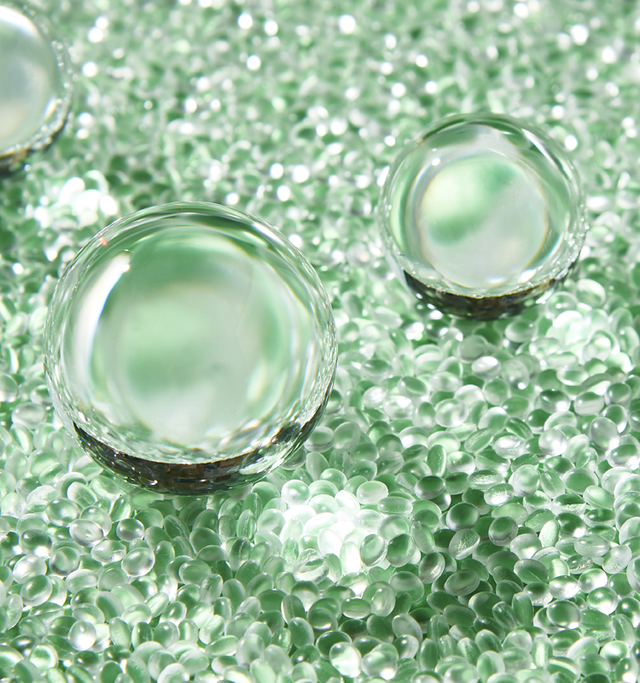 LG화학의 POE 제품. 고유의 메탈로센 촉매를 사용한 에틸렌과 옥텐 또는 부텐의 공중합체로, 충격보강, 고탄성 특성과 낮은 열 봉합온도 등의 특성을 가지고 있다. /사진=LG화학