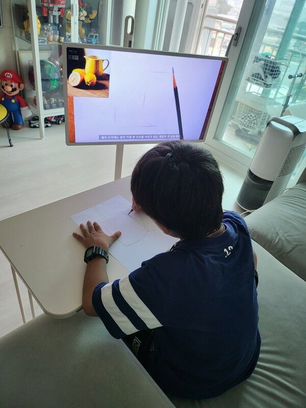 꿈사랑학교 초등 5년생 김지혁 학생이 집에서 LG 스탠바이미로 그림 공부를 하고 있다.&nbsp;