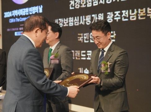 지난 27일 서울드래곤시티 호텔에서 열린 '2024년 지역사회공헌 인정의 날' 행사에서 신동일 에코프로 CSR지원팀 이사(오른쪽)가 김성이 한국사회복지협의회장으로부터 지역사회공헌 인정 기념패를 받고 있다. /사진=에코프로
